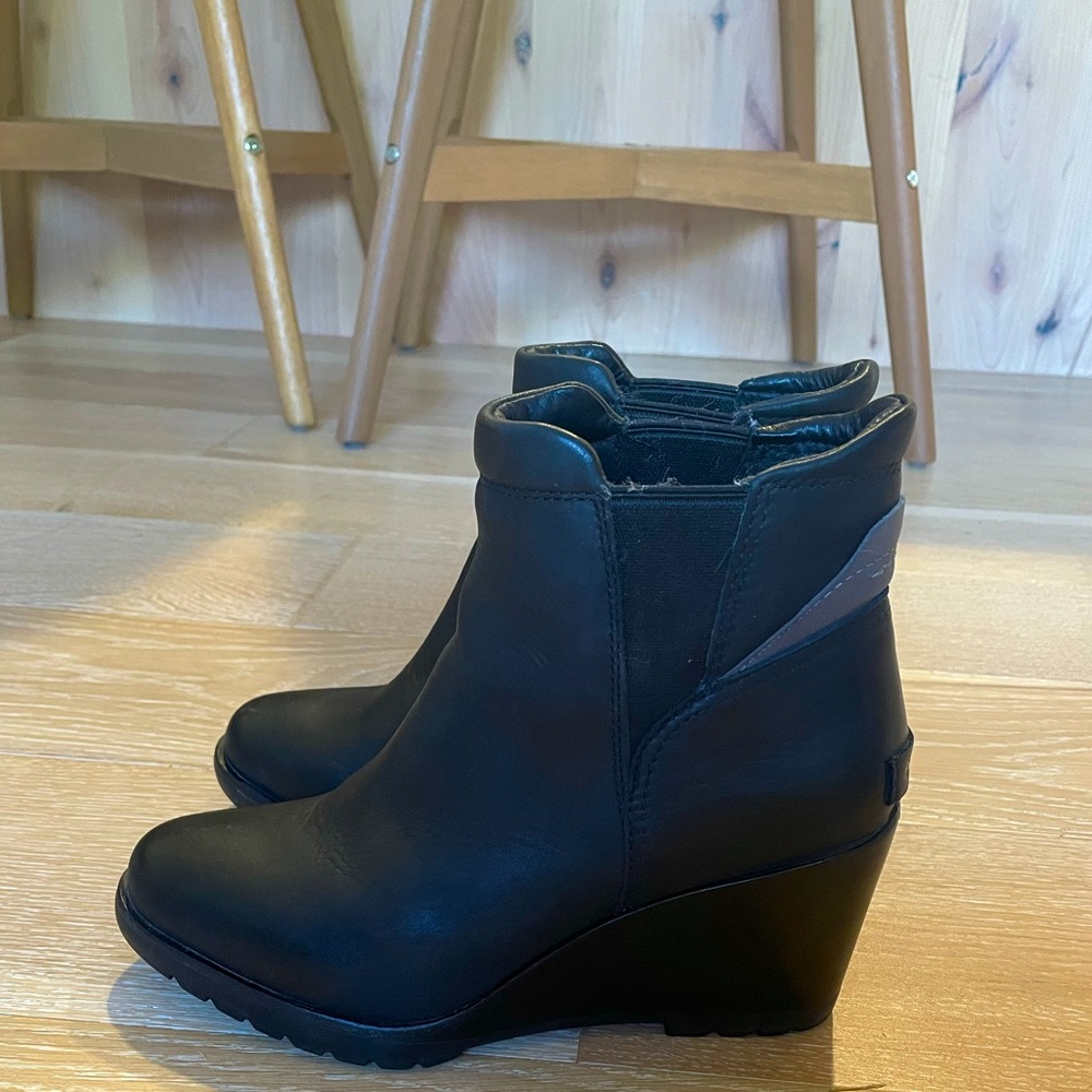 Black Sorel Chelsea Wedge Boots